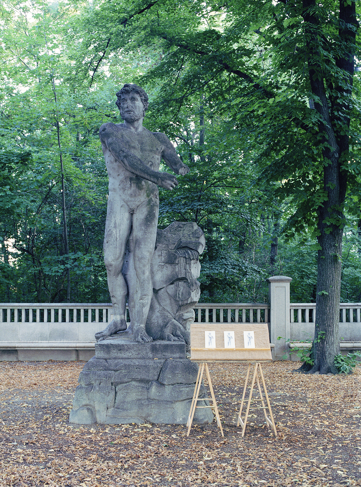 Hiro Hirakawa, view of the installation including the work Herkules Musagetes (1745) by Georg Franz Ebenhecht in Tiergarten, Berlin, Germany, Sept. 2020, 平川ヒロ