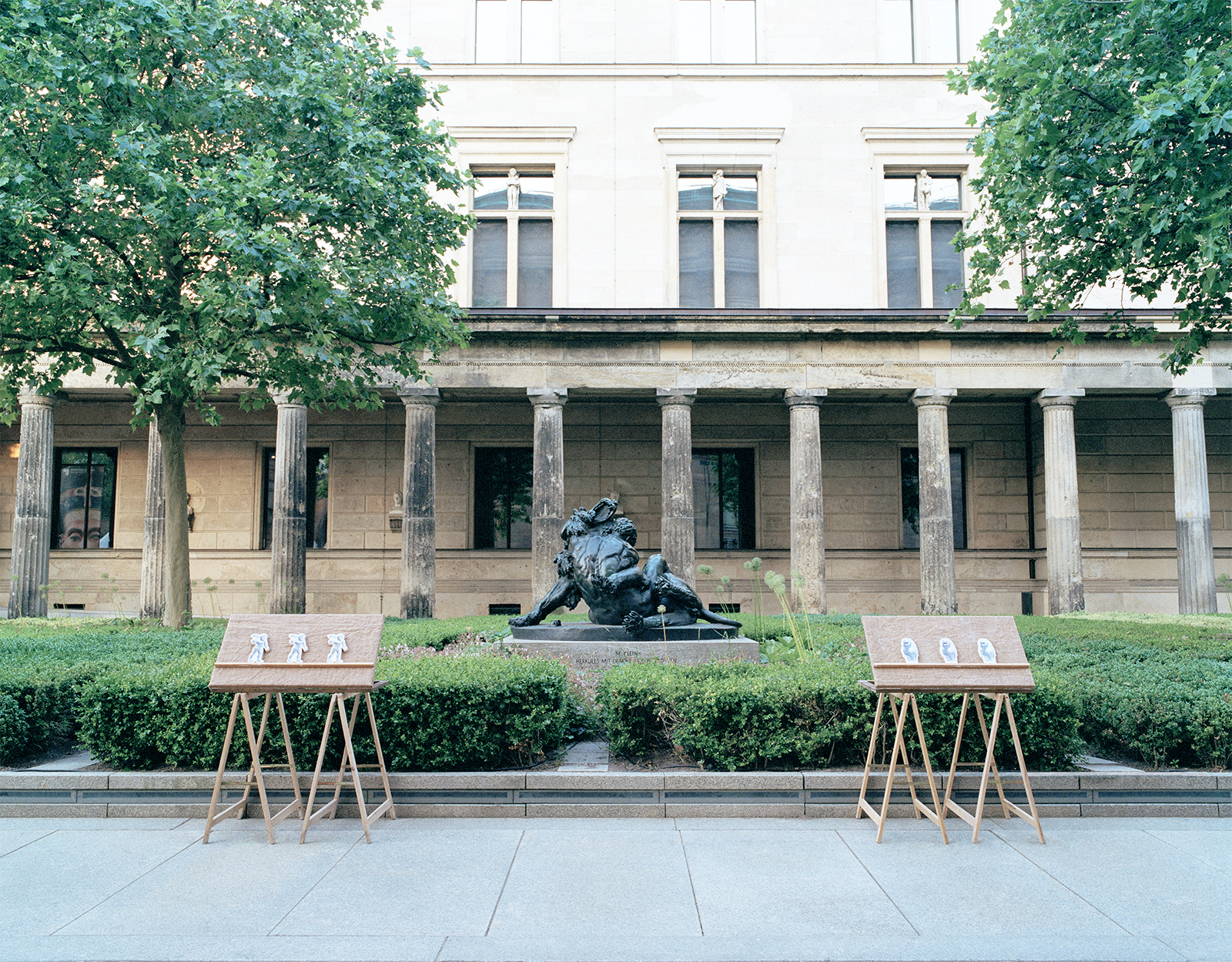 Hiro Hirakawa, view of the installation including the work (1879) by Max Klein in front of the Neues Museum, Berlin, Germany, Jun. 2021, 平川ヒロ