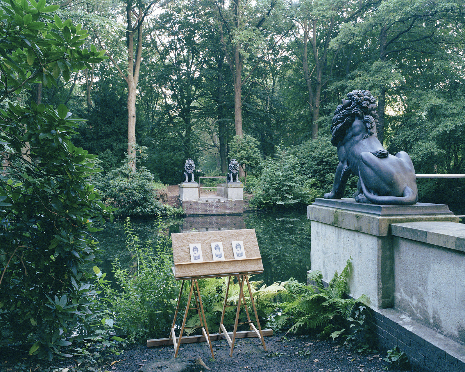 Hiro Hirakawa, view of the installation including the Lions (1838) by Christian Friedrich Tieck in Tiergarten, Berlin, Germany, Sept. 2021, 平川ヒロ